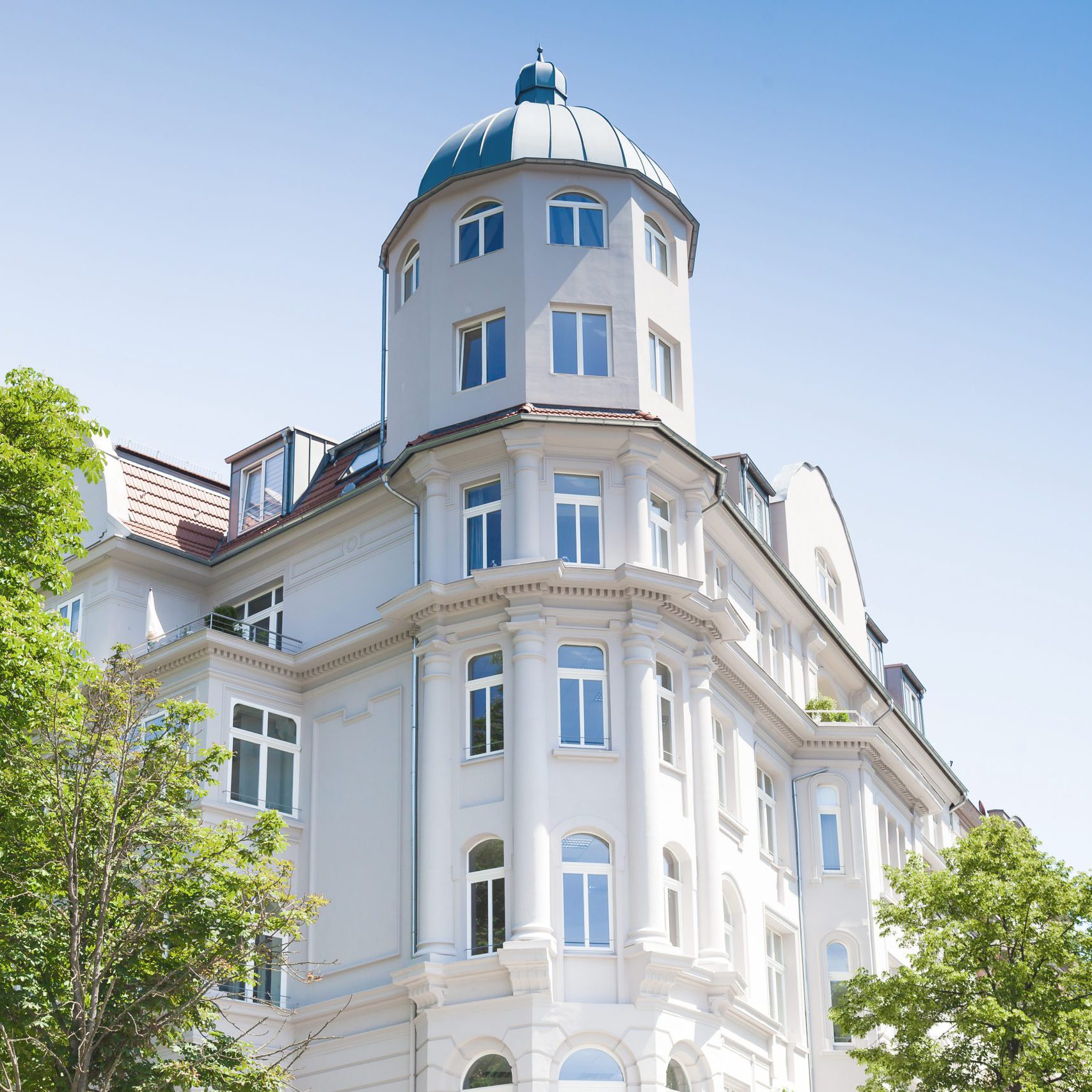 nobler Altbau und Bäume in Deutschland